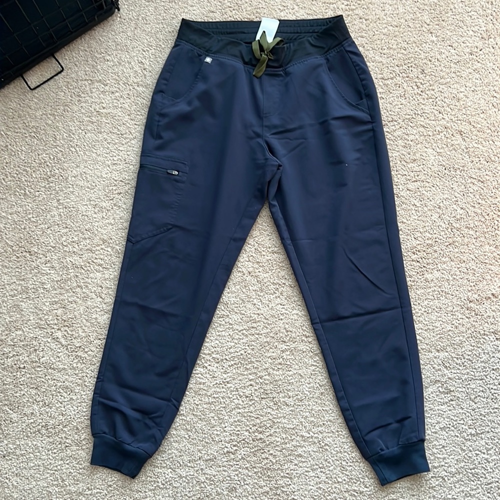 Medium Figs Scrub set with army colored wait tie. They are joggers.